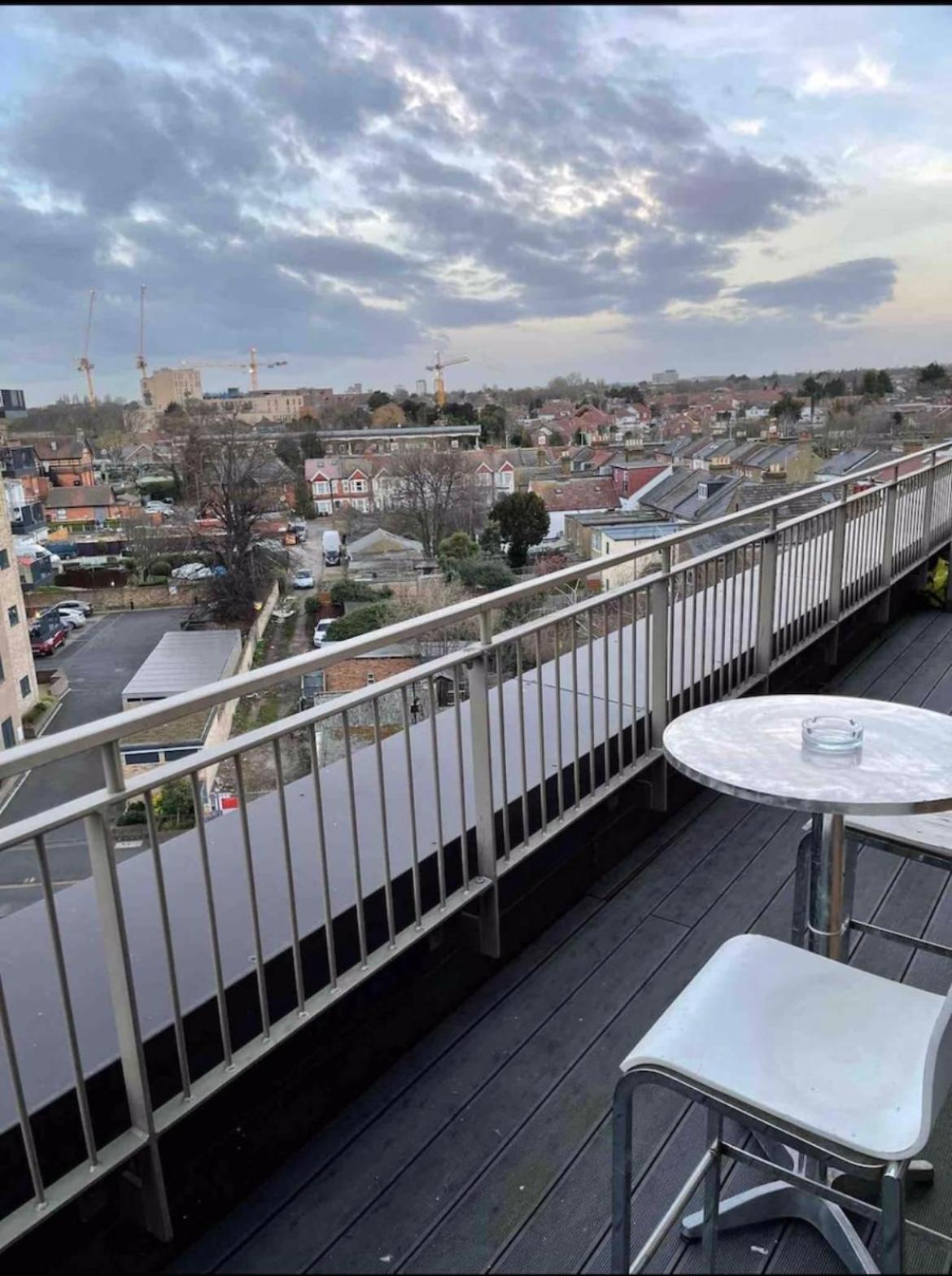 Luxury Top Floor Penthouse Apartment Near Heathrow Londra Esterno foto